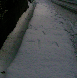 道路の吹き溜まりの雪山