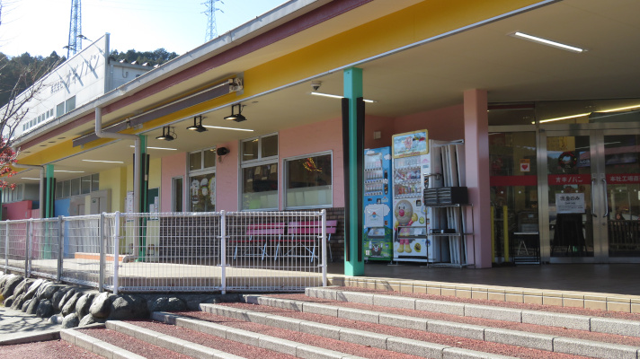 オギノパン本社工場の建物の入り口