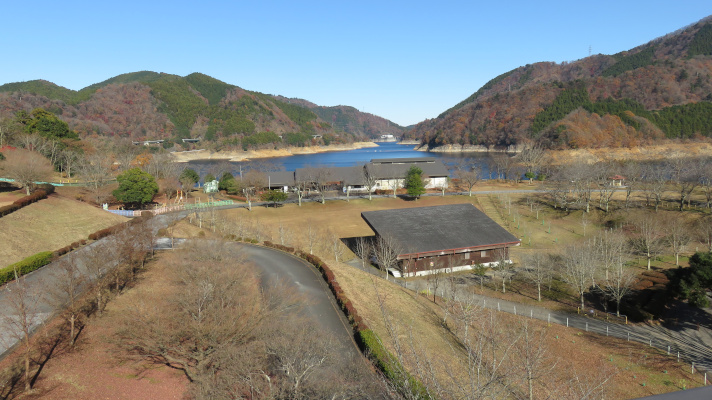 宮ケ瀬湖畔園地の斜面の上から撮った写真(1)