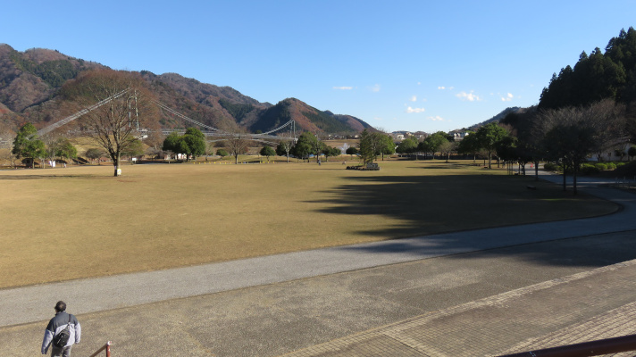 宮ケ瀬湖畔園地を下に降りた広場の写真(1)