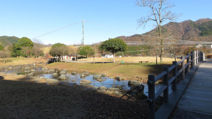 宮ケ瀬湖畔園地内の小川の写真(1)