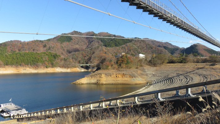 宮ケ瀬湖畔園地の吊り橋と船着き場の写真